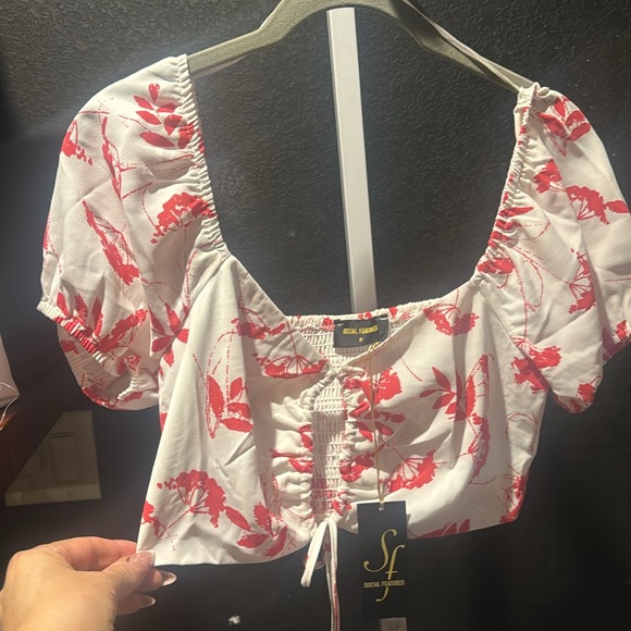 100. RED SOCIAL FEATURES Leaf Crop Top - Picture 6 of 6